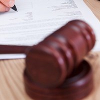 Позивачем у справі про поновлення договору оренди землі, укладеного з засновником фермерського господарства, має бути фермерське господарство, а не його засновник.